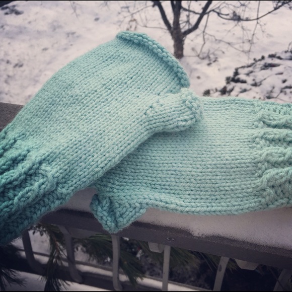 Handknit mint green fingerless gloves - Picture 3 of 3